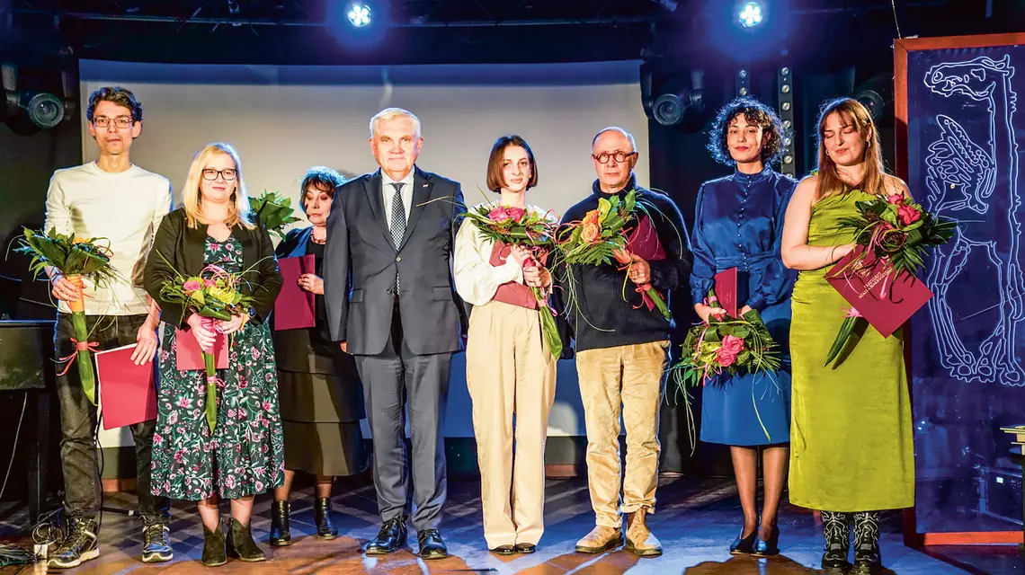 Laureaci i nominowani z prezydentem Truskolaskim. Od lewej: Jacek Świdziński, Katarzyna Ewa Zdanowicz, Elżbieta Michalska, prezydent Białegostoku Tadeusz Truskolaski, Justyna Kulikowska, Mikołaj Grynberg, Karolina Kapusta, Joanna Łępicka // Fot. Dawid Gromadzki / UM Białystok / Materiały prasowe