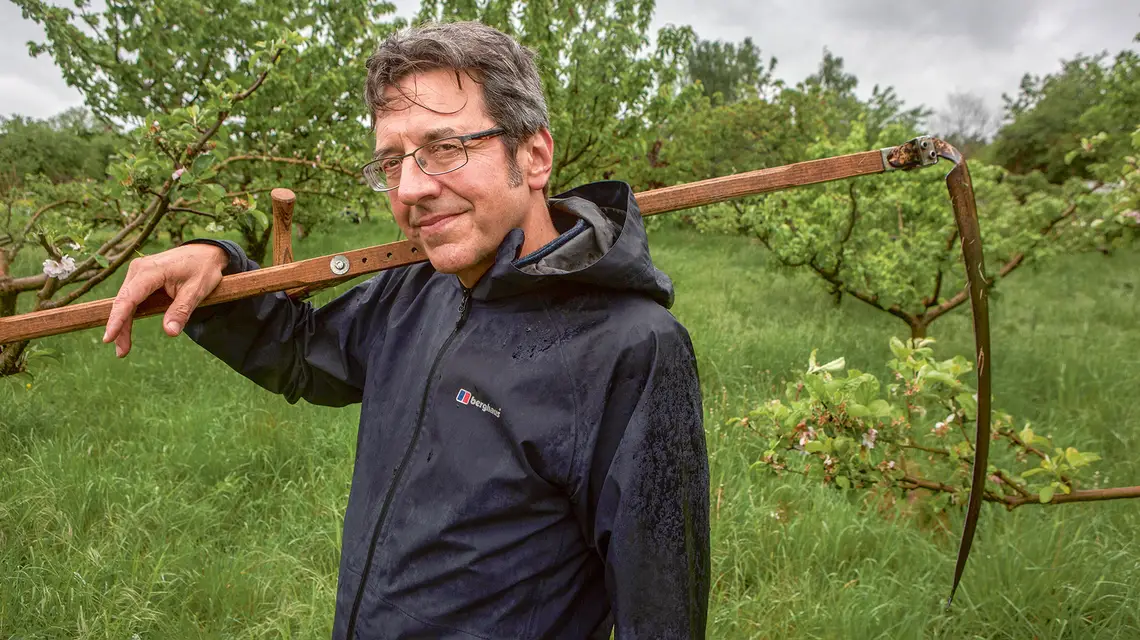 George Monbiot w przydomowym sadzie, maj 2022 r. // Fot. Tom Pilston / Panos Pictures / Forum