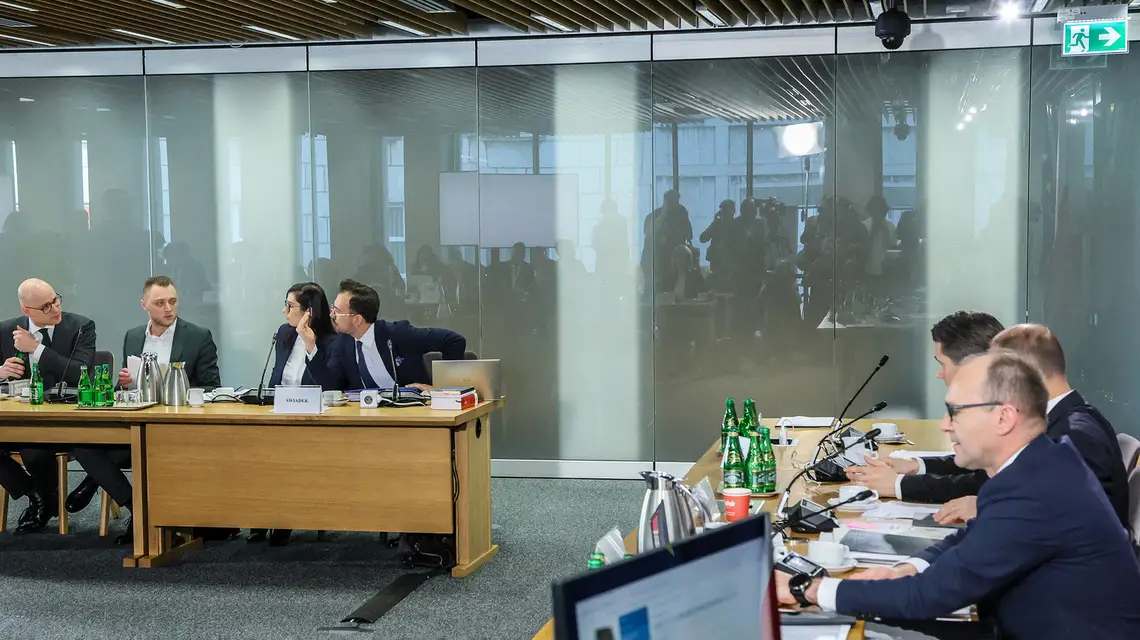  Posiedzenie komisji śledczej ds. afery wizowej. Przesłuchanie Edgara Kobosa (drugi z lewej ) / Fot. Wojciech Olkuśnik / East News