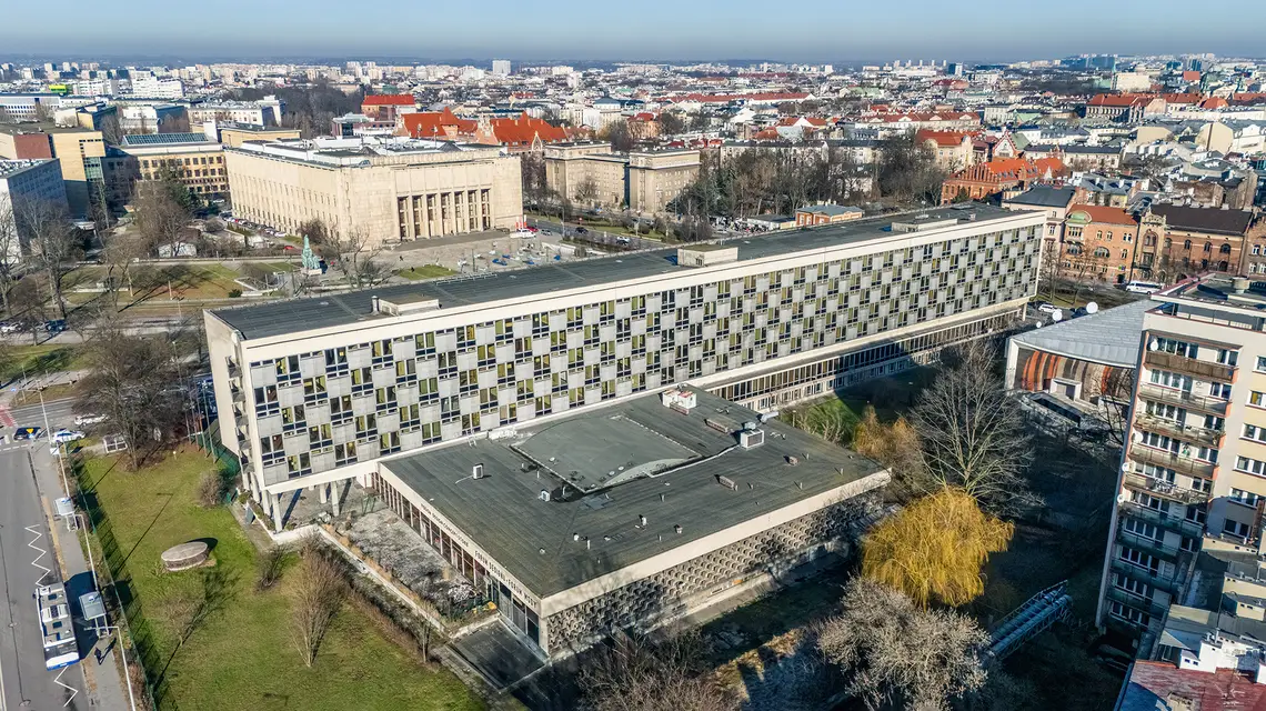 Budynek dawnego hoetelu Cracovia z widokiem na Muzeum Narodowe. Kraków, styczeń 2024 r. / Fot. Anna Kaczmarz / Polska Press / East News