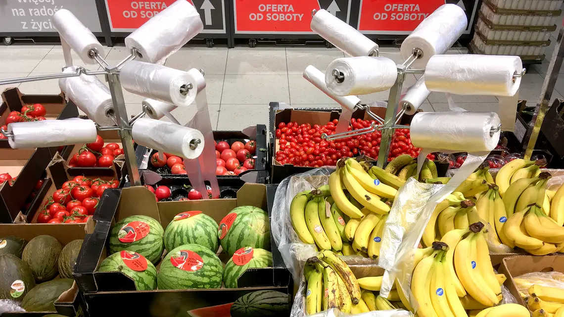 Foliowe torebki na warzywa w supermarkecie / Fot. Piotr Kamionka / Reporter