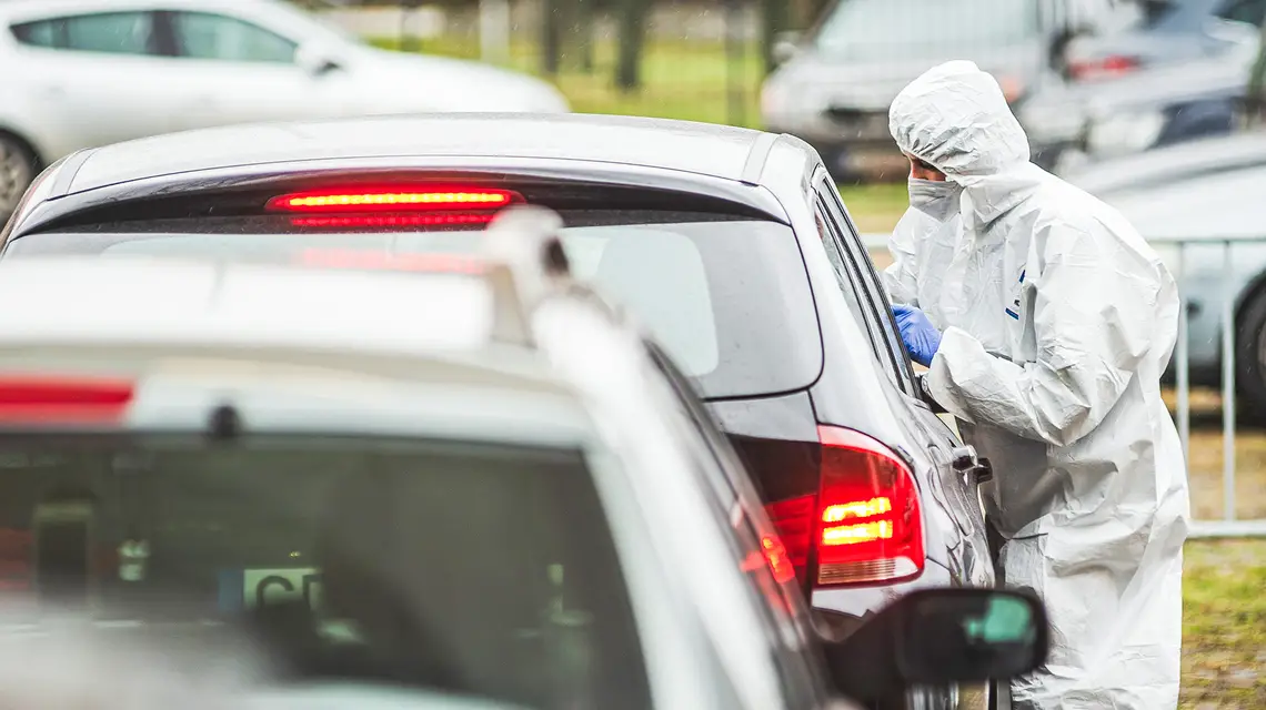Mobilny punkt testów na covid-19 przy szpitalu w Zaspie. Gdańsk, 25 stycznia 2022 r. / fot. Karol Murat / REPORTER