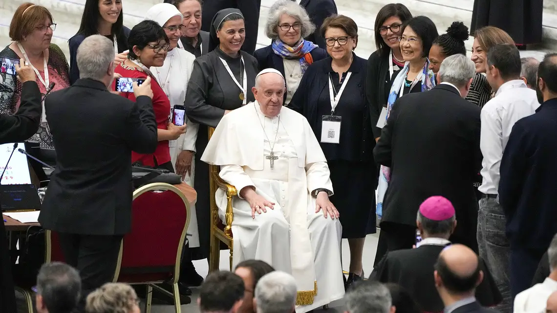 Papież Franciszek z grupą delegatek na synod biskupów. Za papieżem po prawej (w niebieskim szalu) s. Nathalie Becquart, podsekretarz w Sekretariacie Generalnym Synodu Biskupów. Watykan, 28 października 2023 r. // Fot. Alessandra Tarantino / AP / East News