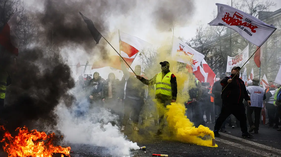 Protest rolników przed gmachem Sejmu. Warszawa, 6 marca 2024 r. / fot. Michał Dyjuk / AP / EAST NEWS