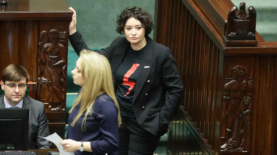 Posłanki Żaneta Cwalina-Śliwowska (Polska 2050) i Anna Maria Żukowska (Nowa Lewica) podczas obrad Sejmu. Warszawa, 6 marca 2024 r. / Tomasz Jastrzębowski / Reporter