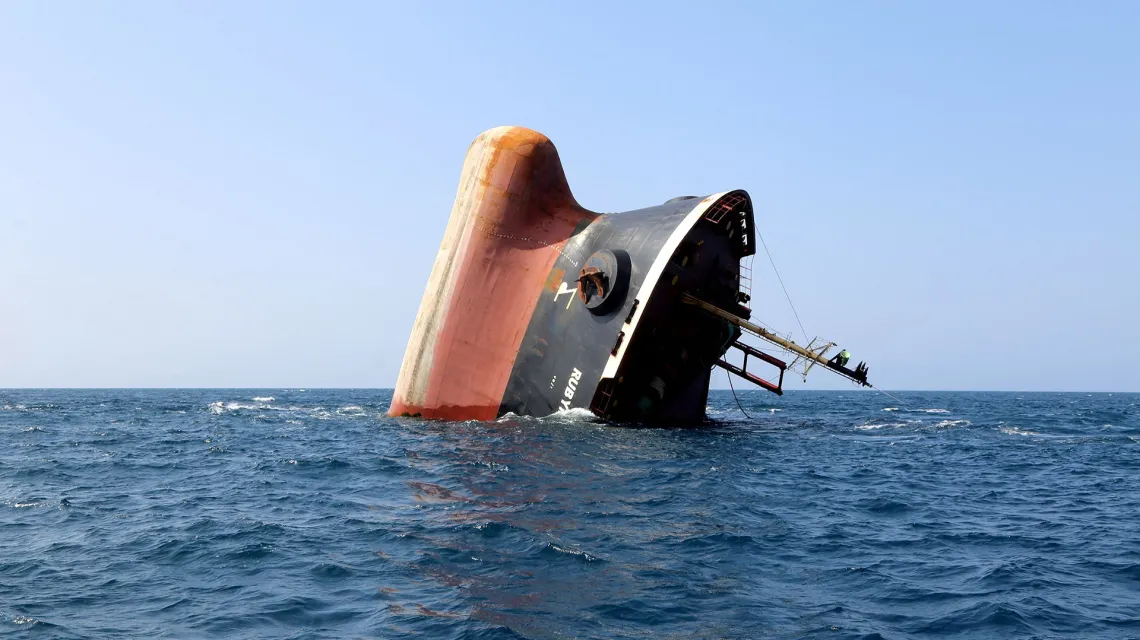 Statek Rubymar zatopiony przez Huti u wybrzeży Jemenu stał się prawdopodobnie przyczyną zerwania światłowodu łączącego Azję z Afryką. 7 marca 2024 r. // Fot. KHALED ZIAD / AFP / EAST NEWS