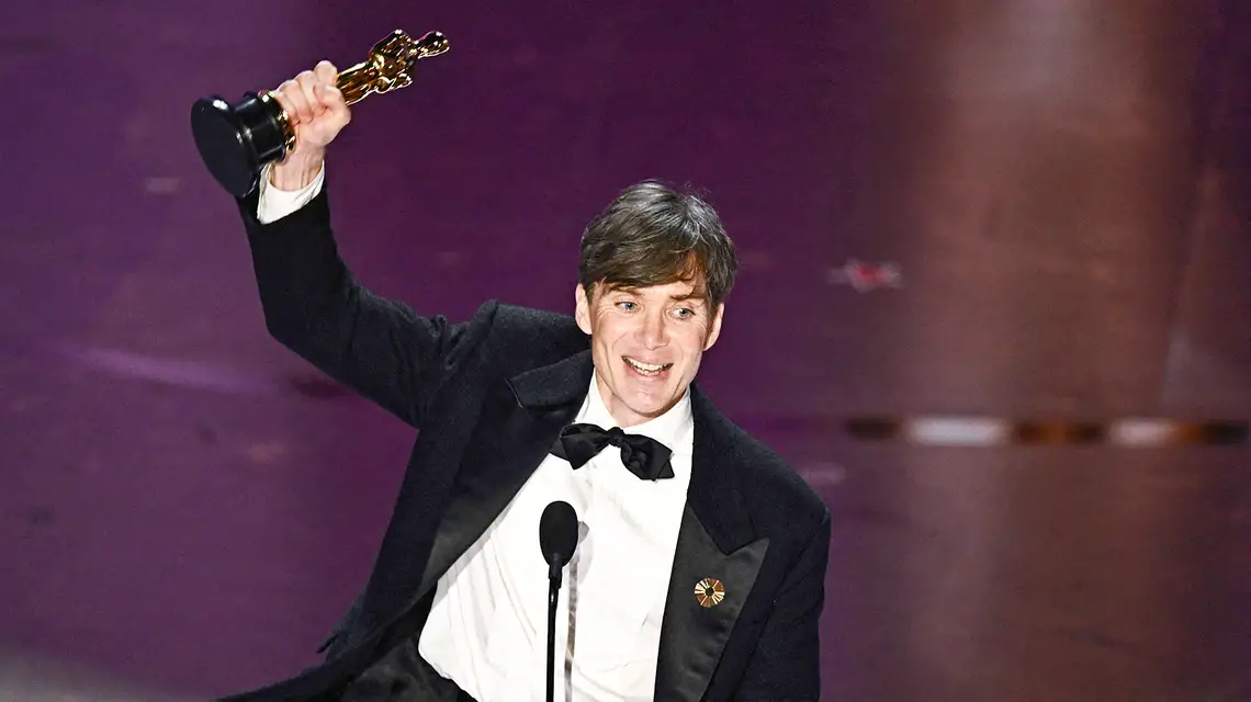 Cillian Murphy ze statuetką Oscara za najlepszą rolę pierwszoplanową w filmie „Oppenheimer”, reż. Christopher Nolan. Los Angeles, 10 marca 2024 r. / Fot. Patrick T. Fallon / AFP / East News