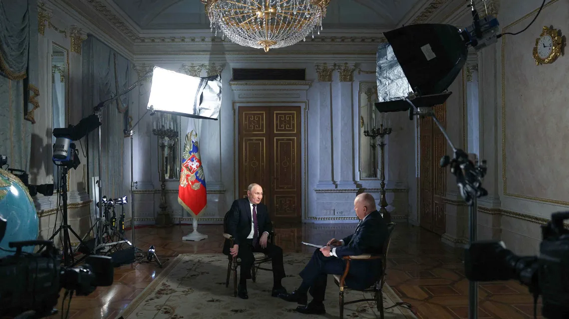 Władymir Putin udziela wywiadu dyrektorowi generalnemu telewizji  RIA Novosti Dmitrijowi Kisielowowi, Kreml, 12 marca 2024 r. // Fot. Gavriil GRIGOROV / POOL / AFP / EAST NEWS