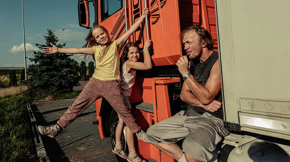 Polina Gromova, Klaudia Kurak, Eryk Lubos w filmie „Tata”, reż. Anna Maliszewska, Polska/Ukraina 2022 r., HBO Max / Materiały prasowe HBO Max