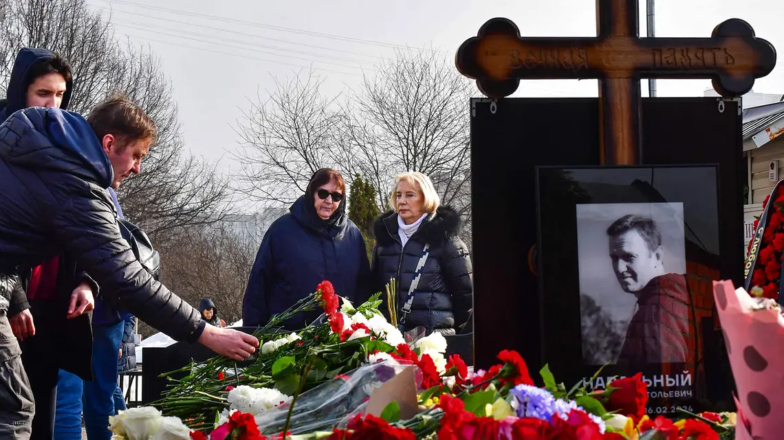 Matka Nawalnego Ludmiła (w ciemnych okularach) i teściowa Ałła (z prawej) na grobie Aleksieja dzień po jego pogrzebie. Cmentarz Borisowski, 2 marca 2024 r. / Olga Maltseva / AFP / East News