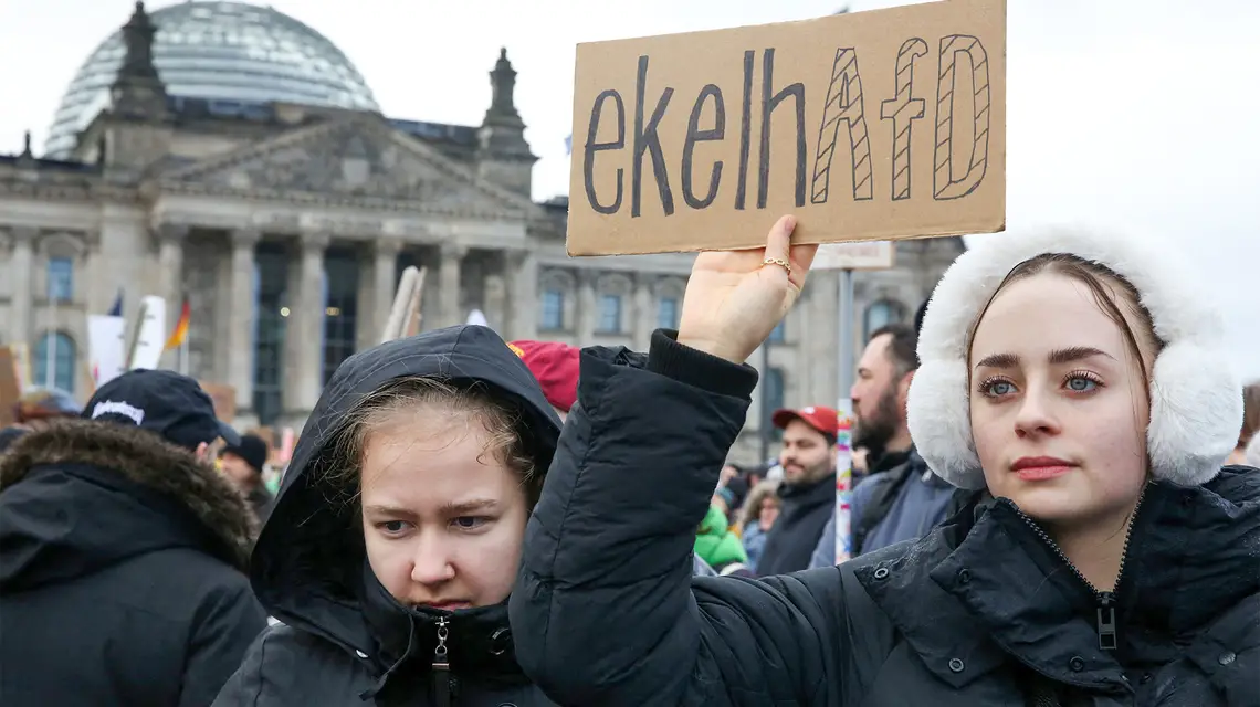 Protest przeciw AfD przed Reichstagiem, siedzibą parlamentu federalnego. Na plakacie sparafrazowano słowo „ekelhaft“ (dosłownie: obrzydliwość). Berlin, 3 lutego 2024 r. / Fot. Adam Berry / AFP / East News