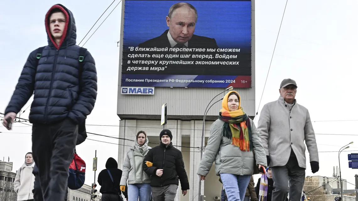 Transmisja orędzia Putina do narodu na moskiewskiej ulicy, 29 lutego 2024 r. / Fot. Dmitry Serebryakov / AP / East News 