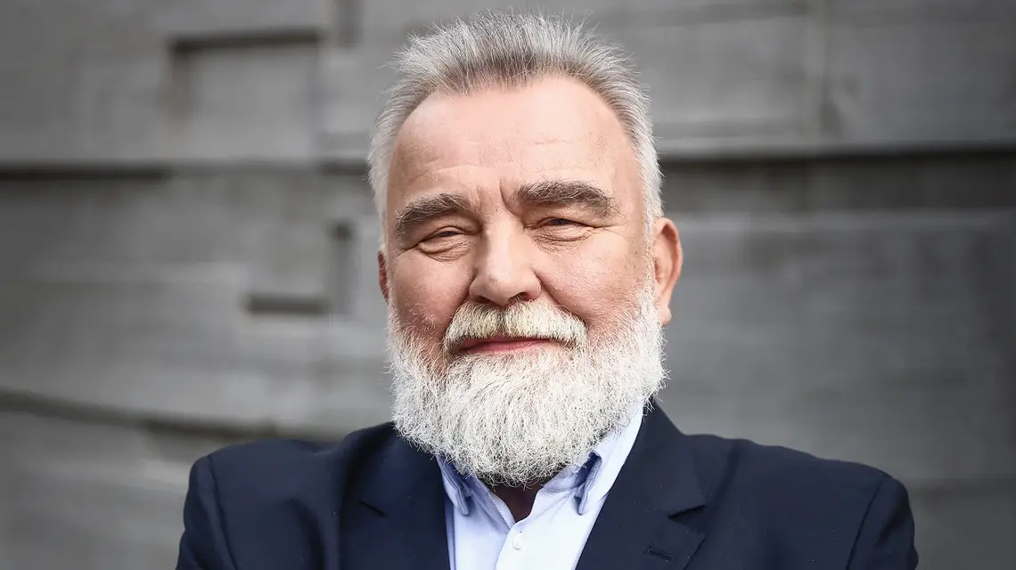 Andrzej Starmach przed Bunkrem Sztuki. Kraków, 29 lutego 2024 r. / fot. Beata Zawrzel / REPORTER