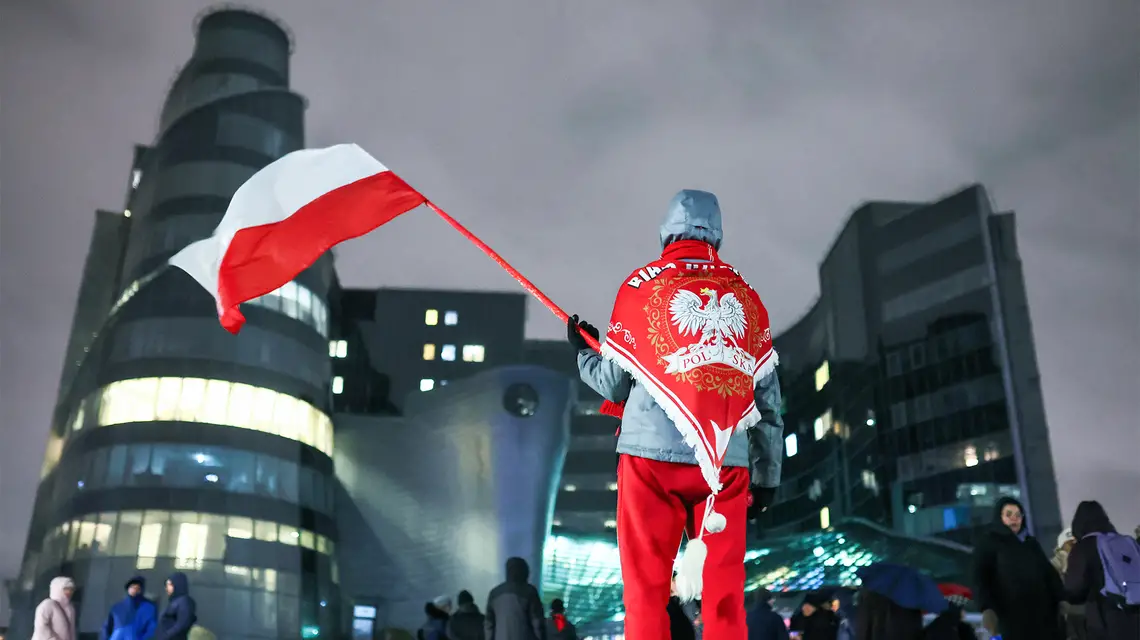 Demonstracja sympatyków Prawa i Sprawiedliwości przed siedzibą Telewizji Polskiej. Warszawa, 21 grudnia 2023 r. / Fot. Leszek Szymański / PAP