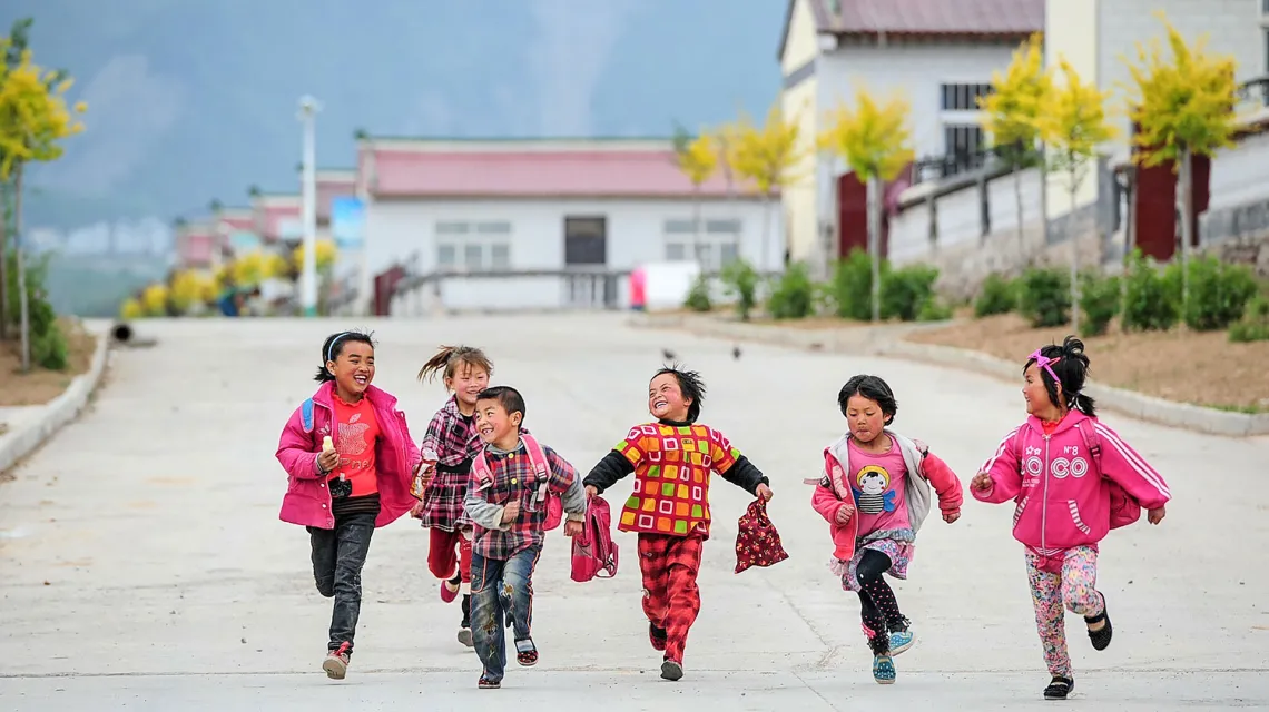 Dzieci w miasteczku Zhijia u podnóża gór Liupan Shan, do których w 1935 r. dotarła komunistyczna armia Mao Zedonga. Prowincja Ningsia Huej, Chiny, maj 2014 r. // Fot. Peng Zhaozhi / East News