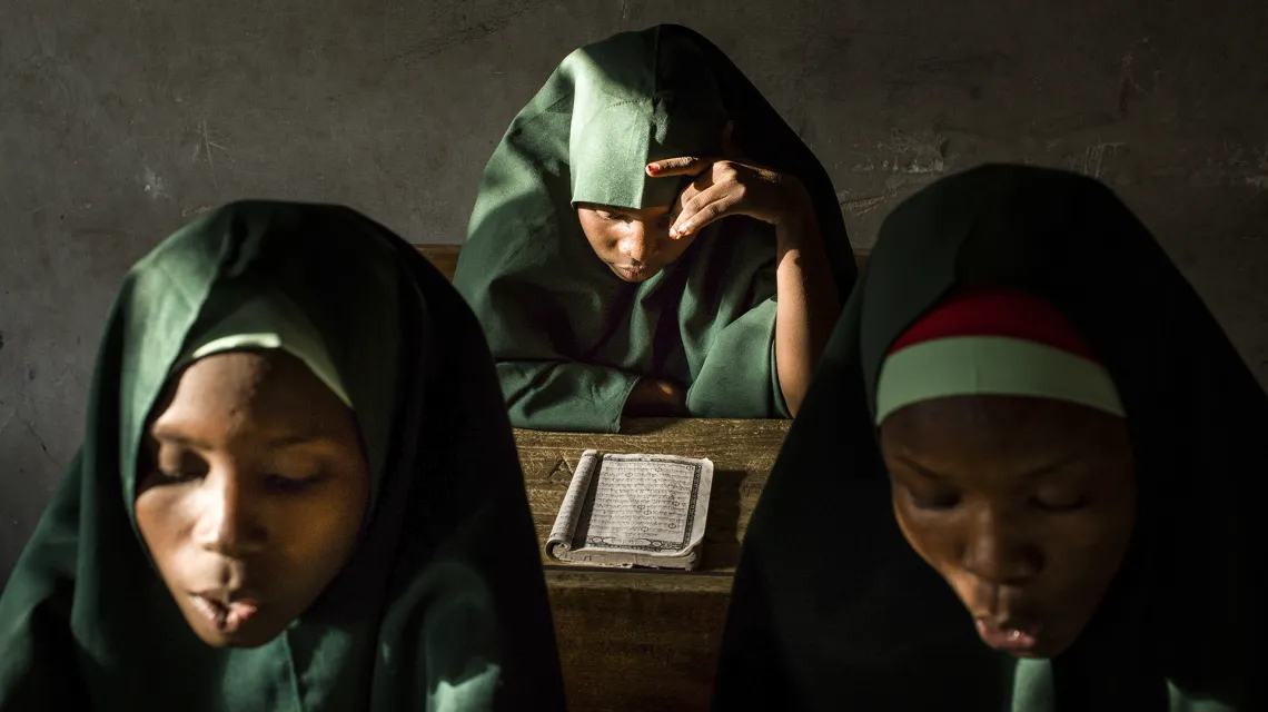 Uczennice w muzułmańskiej szkole Future Prowers w Maiduguri. Nigeria, 19 października 2017 r. // Fot. Newsha Tavakolian / Magnum Photos / Forum