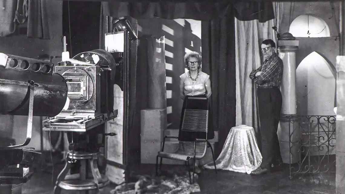 Adam Karaś i jego żona Henryka w zakładzie fotograficznym, ok. 1971 r. // materiały prasowe Muzeum Fotografii w Krakowie