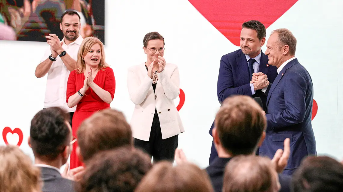 Prezydent Warszawy Rafał Trzaskowski i premier Donald Tusk z zespołem sztabu wyborczego Koalicji Obywatelskiej. Warszawa, 7 kwietnia 2024 r. // Fot. Adam Stępień / Agencja Wyborcza.pl