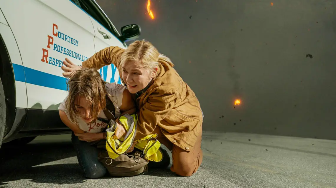 Cailee Spaeny jako Jessie i Kirsten Dunst jako Lee w filmie "Civil war", reż. Alex Garland // Materiały prasowe Monolith Films