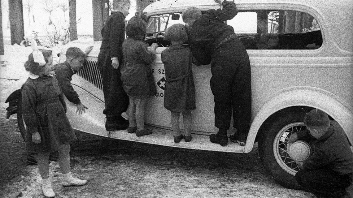Mali pensjonariusze przy ambulansie ofiarowanym przez szwajcarską organizację charytatywną na otwarciu Zespołu Sanatoriów dla dzieci w Rabce-Zdroju. Luty 1948 r. // Fot. CAF / PAP