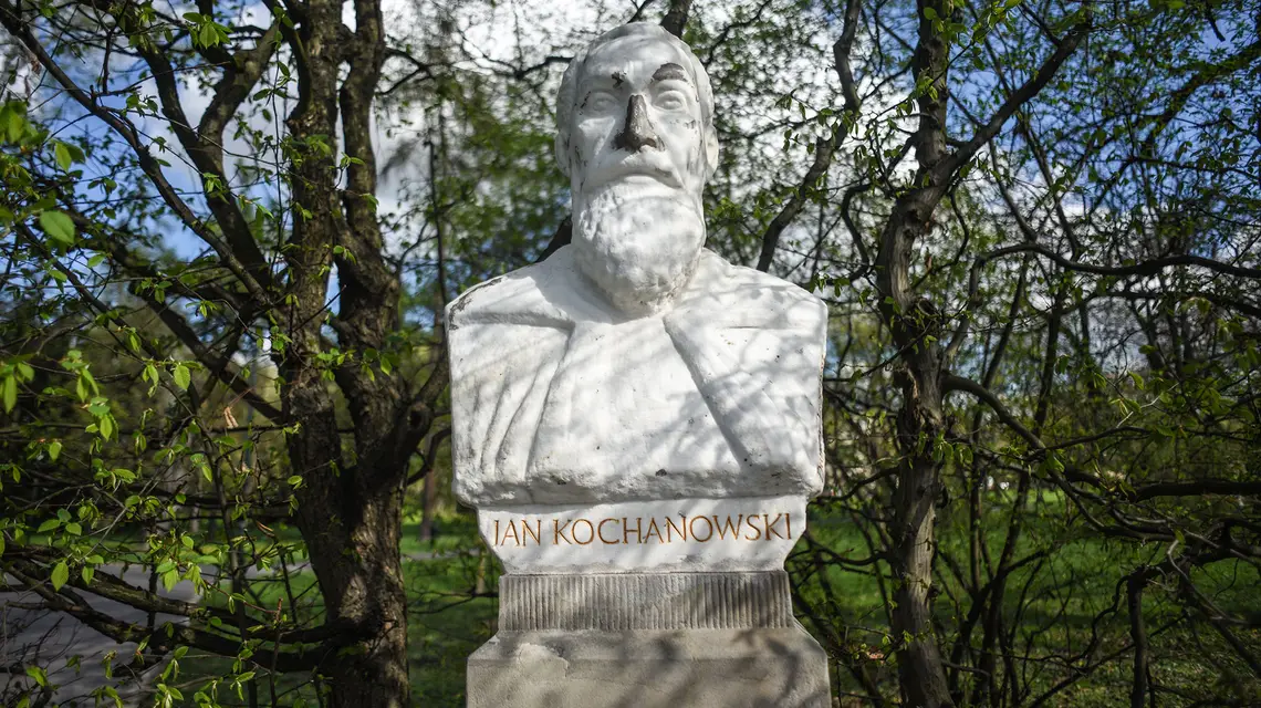 Pomnik Jana Kochanowskiego, dłuta Danuty Dzielińskiej, w Parku Jordana w Krakowie, kwiecień 2024 r. // Fot. Jacek Taran