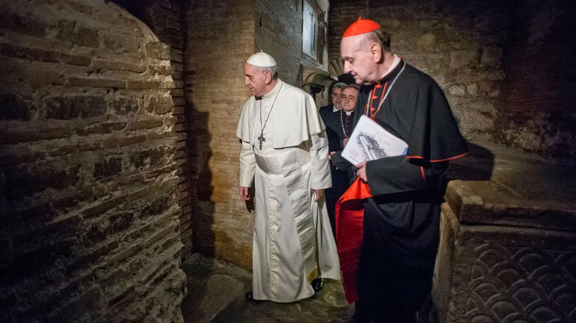 Papież Franciszek, w towarzystwie kard. Angela Comastriego, odwiedza nekropolię pod bazyliką św. Piotra, kwiecień 2013 r. // Fot. Ufficio Scavi / materiały prasowe