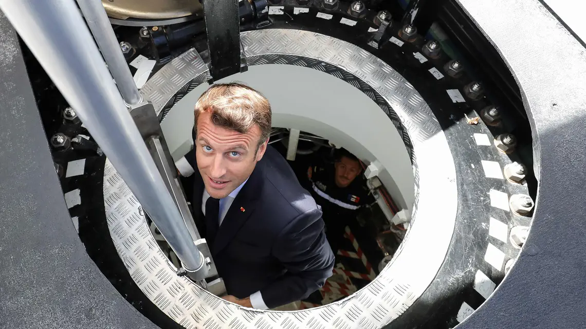 Prezydent Francji Emmanuel Macron zwiedza nowo zbudowany podwodny okręt atomowy „Suffren”, Cherbourg, lipiec 2019 r. // Fot. Ludovic Marin / AFP / East News 