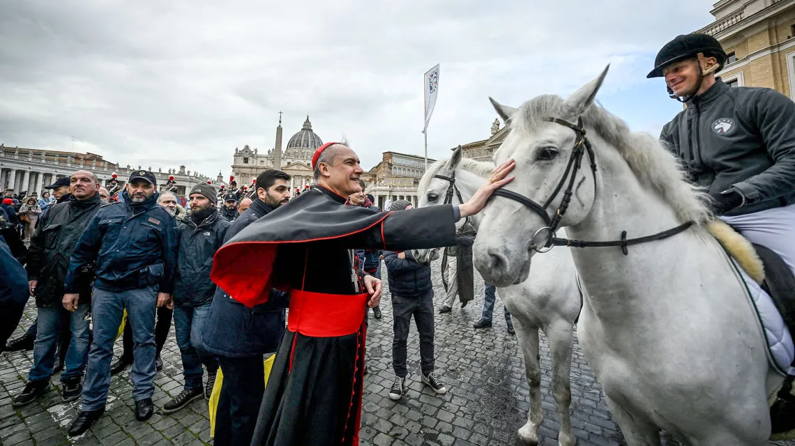 Kard. Mauro Gambetti błogosławi konia przed bazyliką św. Piotra w Watykanie, styczeń 2023 r. // Filippo Monteforte / AFP / East News