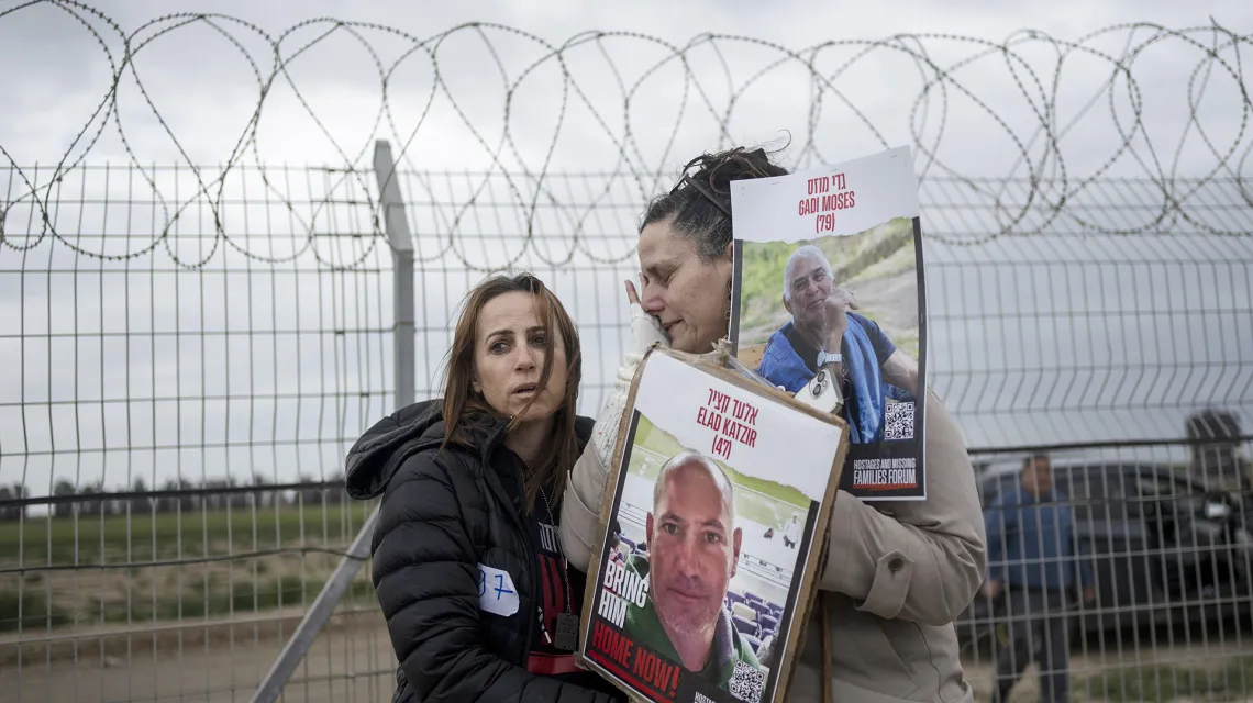 Maya Palty (po lewej) z rodziny Elada Katzira oraz Efrata Machikawa, której krewny również został uprowadzony z kibucu Nir Oz w południowym Izraelu. Granica strefy Gazy, 11 stycznia 2024 r. // Fot. Maya Alleruzzo / AP  / East News