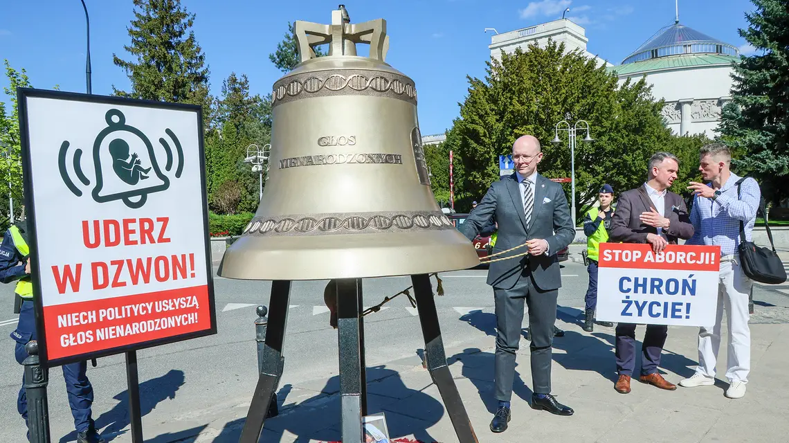 Dzwon „Głos nienarodzonych” wystawiony przed Sejmem przez Ordo Iuris w czasie głosowania nad projektami ustaw okołoaborcyjnych. Warszawa, 12 kwietnia 2024 r. // Fot. Wojciech Olkuśnik / East News