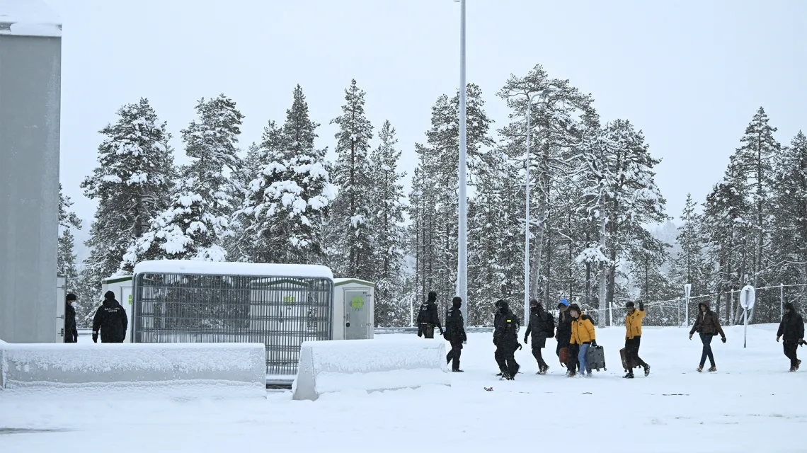 Fińska Straż Graniczna eskortuje migrantów przybywających na międzynarodowe przejście graniczne Raja-Jooseppi w Inari. Północna Finlandia, 25 listopada 2023 r. // Fot. Emmi Korhonen / East News