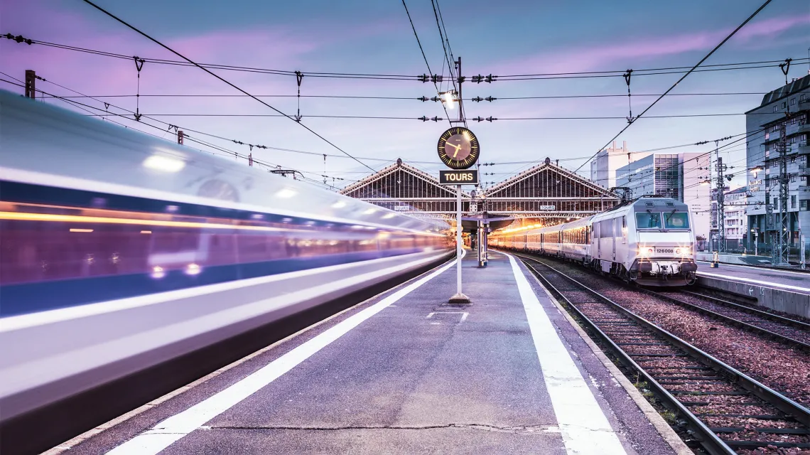 Pociąg dużych prędkości TGV opuszcza stację kolejową w Tours we Francji. // Fot. Julian Elliott / East News