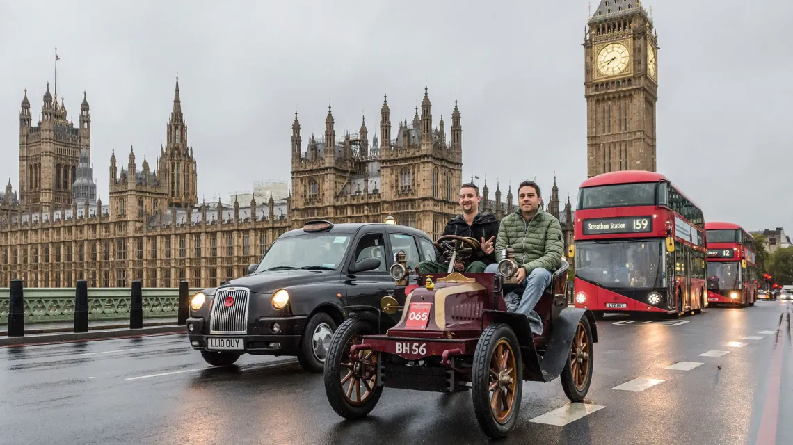 Uczestnicy zjazdu starych samochodów w drodze na paradę, Westminster Bridge, Londyn, listopad 2022 r.  // Fot. Wiktor Szymanowicz / Anadolu Agency / Getty Images)