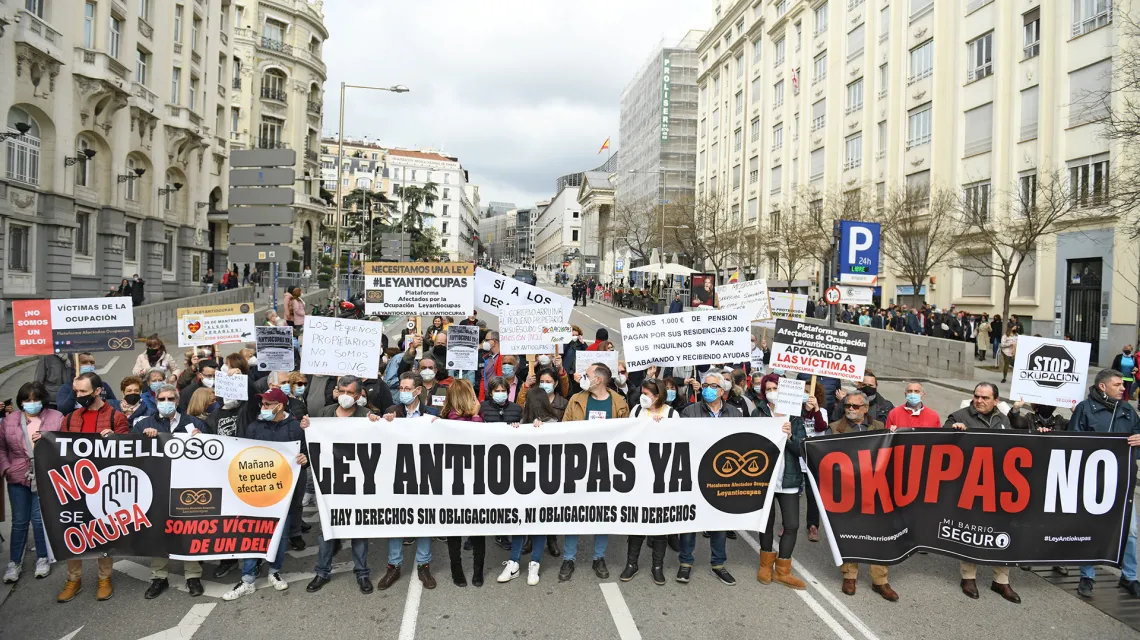 Demonstracja zwolenników przepisów uniemożliwiających okupowanie domów, Madryt, marzec 2022 r.  // Fot. Fernando Sanchez / Europa Press / Getty Images