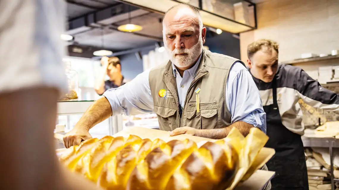José Andrés podczas udzielania pomocy humanitarnej w Ukrainie. 18 grudnia 2023 r. // Fot. Linda Roth / Materiały prasowe WCK