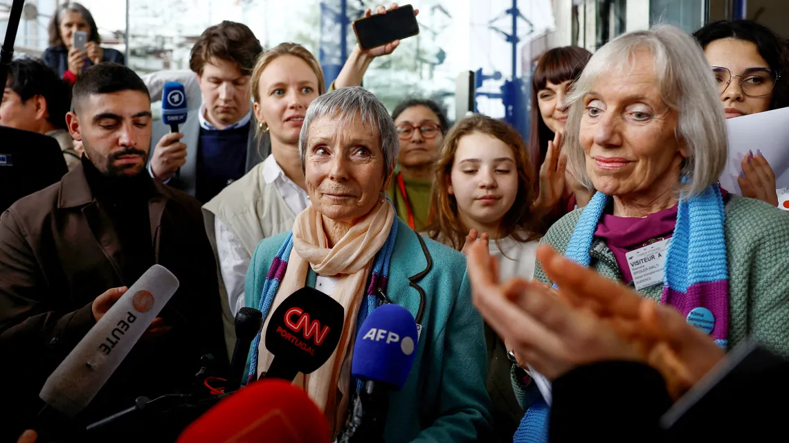 Anne Mahrer i Rosmarie Wydler-Walti z grupy KlimaSeniorinnen (Seniorki dla Klimatu) rozmawiają z dziennikarzami po wyroku sądu w sprawie klimatycznej przeciwko Szwajcarii. Strasburg, Francja, 9 kwietnia 2024 r. // Fot. Christian Hartmann / Reuters / Forum