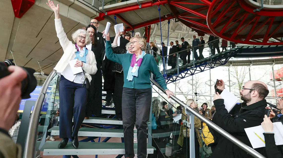 Członkinie szwajcarskiego stowarzyszenia Senior Women for Climate Protection po ogłoszeniu decyzji Europejskiego Trybunału Praw Człowieka. Strasburg, 9 kwietnia 2024 r. // Fot. Frederick Florin / AFP / East News