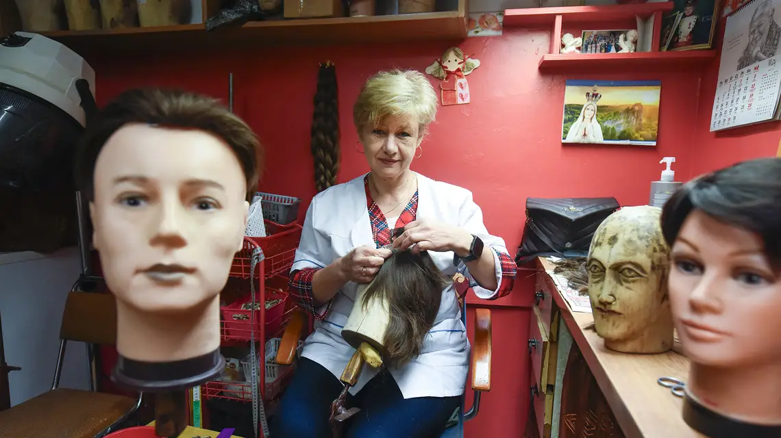 Dorota Boruta w swojej pracowni perukarskiej. Kraków, 8 maja 2024 r. // Fot. Jacek Taran 