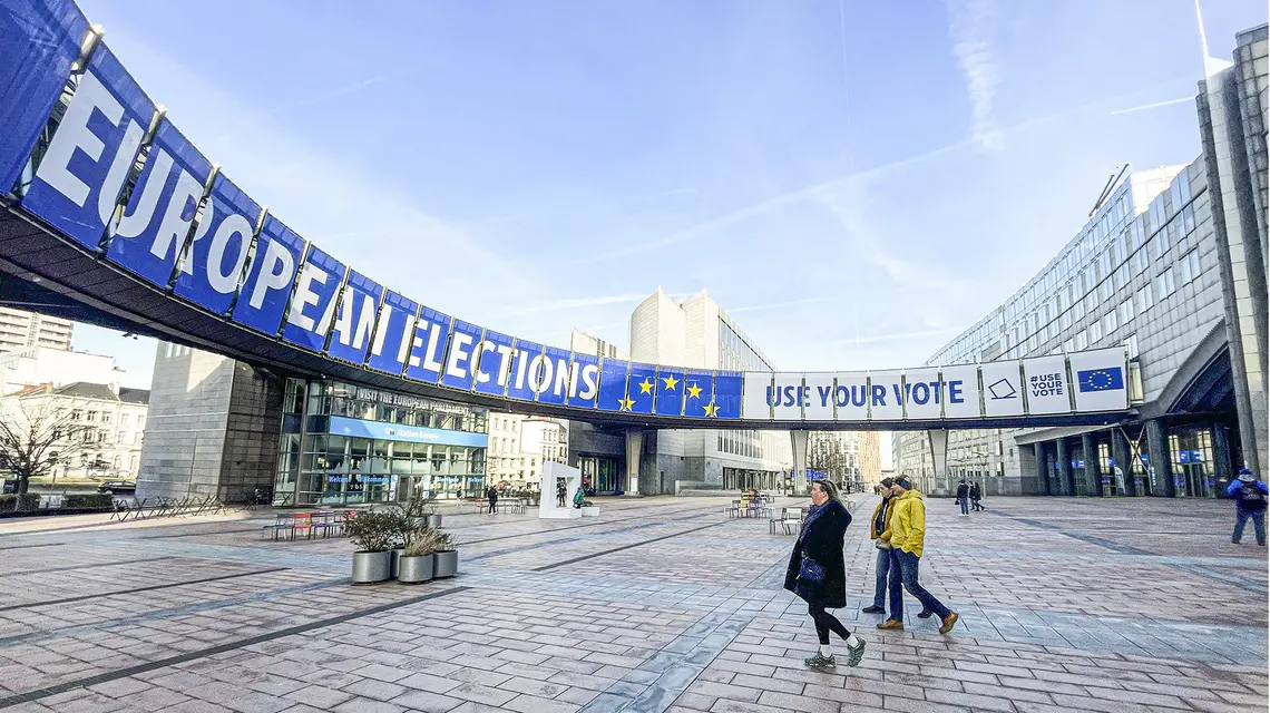 Banery przed Parlamentem Europejskim zachęcające do głosowania w wyborach europejskich w czerwcu 2024 r. Bruksela, 29 stycznia 2024 r. // Fot. Jean-Michel Delage / AFP / East News