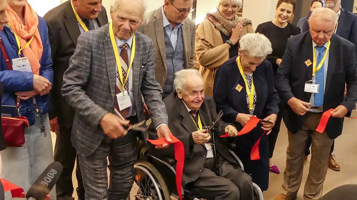 Otwarcie Muzeum Pracy Przymusowej w Czasach Narodowego Socjalizmu. Wstęgę przycinają byli pracownicy przymusowi, m.in. Ivan Ivanji (na wózku) i Leokadia Wieczorek. Weimar, 17 maja 2024 r. // Fot. Fundacja Miejsc Pamięci Buchenwald i Mittelbau-Dora / Materiały prasowe