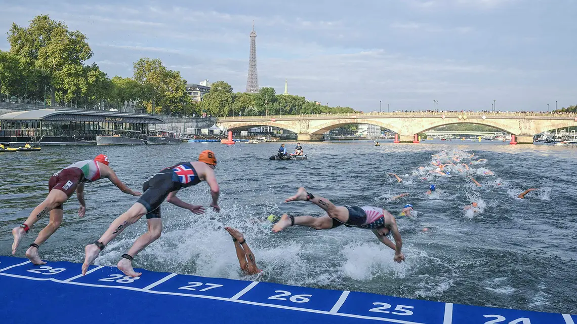 Triathlon na Sekwanie – zawody testowe przed igrzyskami olimpijskimi, Paryż, sierpień 2023 r. // Fot. Bertrand Guay / AFP / East News
