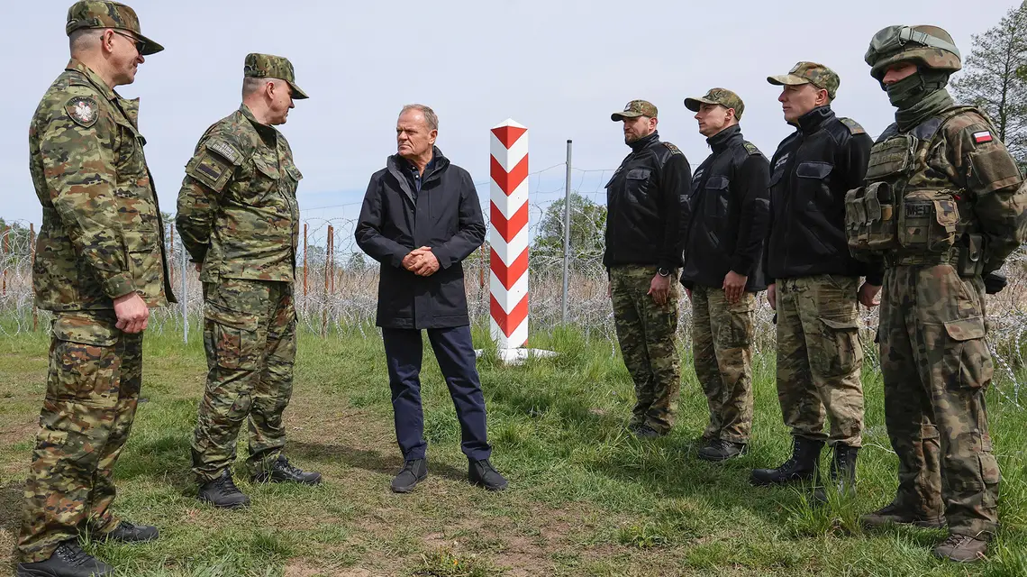Donald Tusk przy granicy z Białorusią. Ozierany Wielkie, 11 maja 2024 r. // Fot. Paweł Supernak / PAP