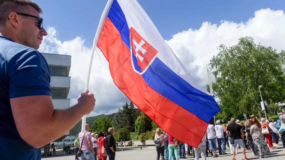 Demonstracja zwolenników Roberta Ficy przed szpitalem w Bańskiej Bystrzycy. Słowacja, 18 maja 2024 r. // Fot. Ferenc Isza / AFP / East News