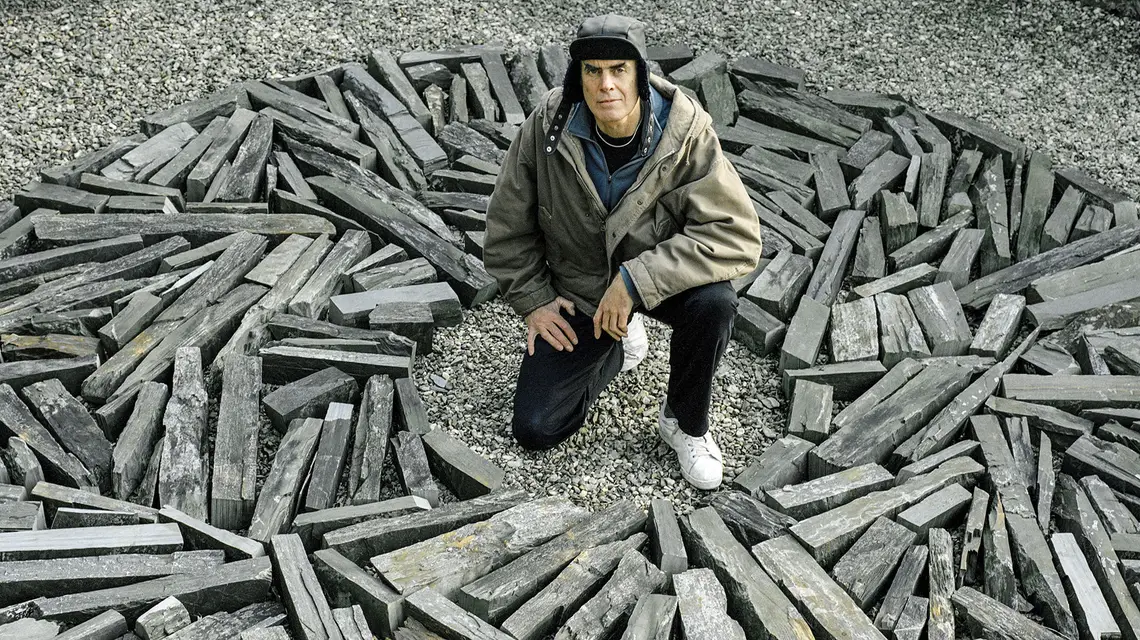 Richard Long z pracą „South Bank Circle”, stworzoną w 1991 r. na wystawę w Hayward Gallery w londyńskim South Bank Centre (dziś wystawianą w Tate Gallery w Liverpool) // Fot. Eamonn McCabe / Popperfoto / Getty Images