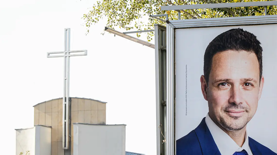Plakat wyborczy Rafała Trzaskowskiego przy sanktuarium św. Ojca Pio. Warszawa, 17 października 2018 r. // Fot. Jan Bielecki / East News