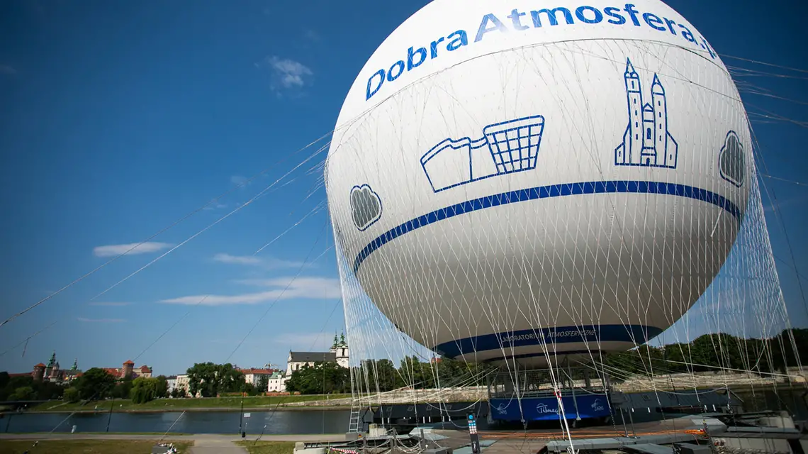 Balon widokowy na krakowskich bulwarach, sierpień 2020 r. // Fot. Adrianna Bochenek / Agencja Wyborcza.pl