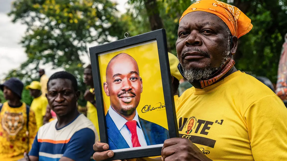 Zwolennik Obywatelskiej Koalicji na rzecz Zmian z portretem Nelsona Chamisy, Harare, Zimbabwe, luty 2020 r. // Fot. Jekesai Njikizana / AFP / East News 