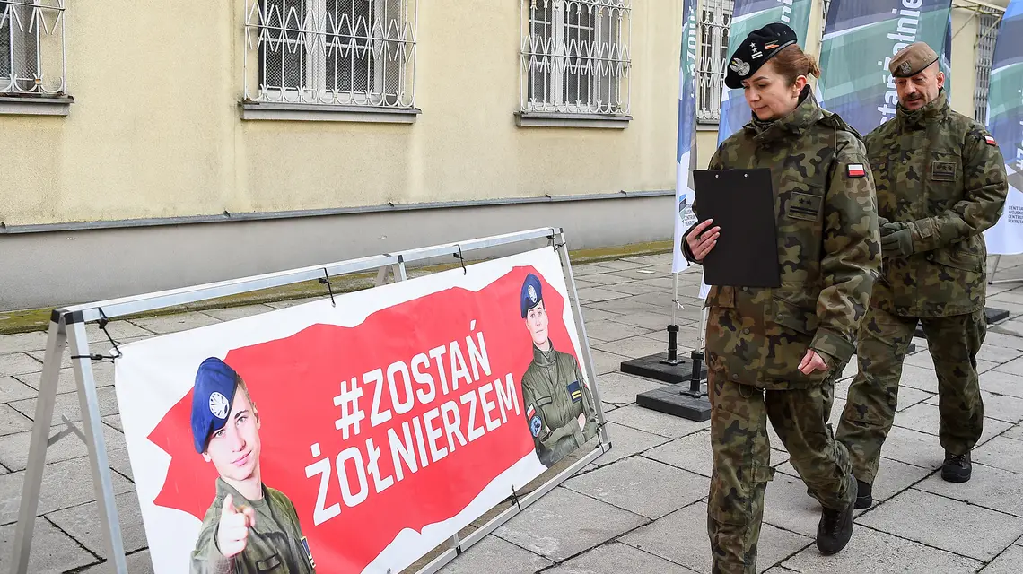 Akcja promocyjna zachęcająca do wstępowania w szeregi armii. Warszawa, 8 grudnia 2022 r. // Fot. Zbyszek Kaczmarek / Reporter