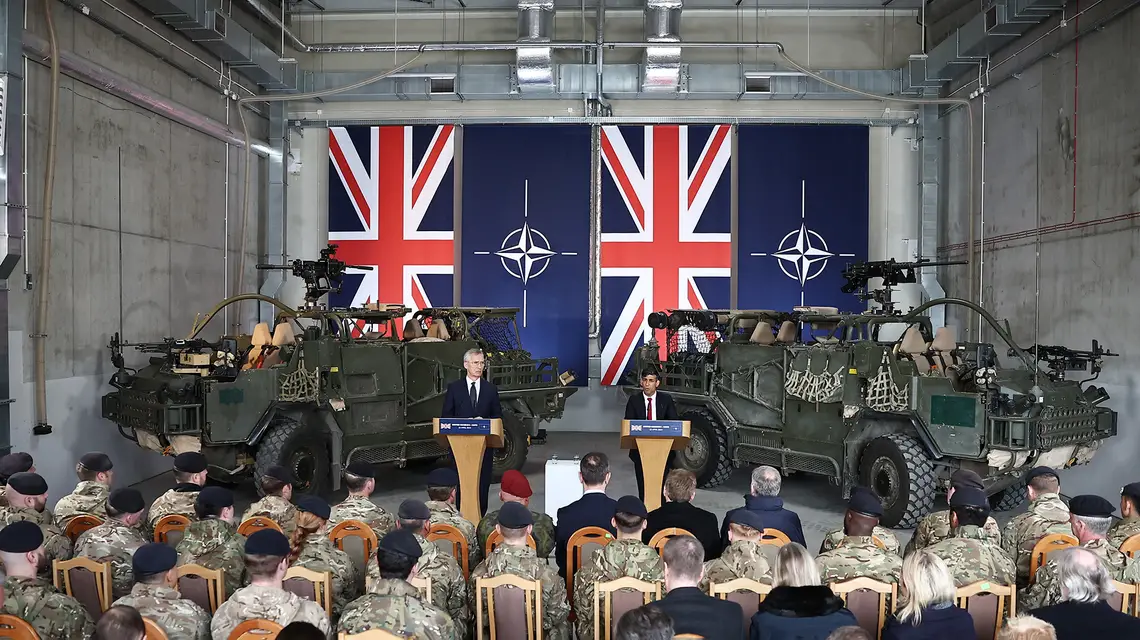 Sekretarz generalny NATO Jens Stoltenberg i premier Wielkiej Brytanii Rishi Sunak w Warszawskiej Brygadzie Pancernej. Warszawa, 23 kwietnia 2024 r. // Fot. Henry Nicholls / East News