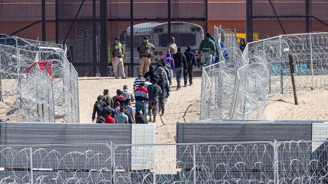 Nielegalni imigranci zatrzymani na granicy Meksyku i USA w Ciudad Juarez, 22 kwietnia 2024 r. // Fot. David Peinado / AFP / East News